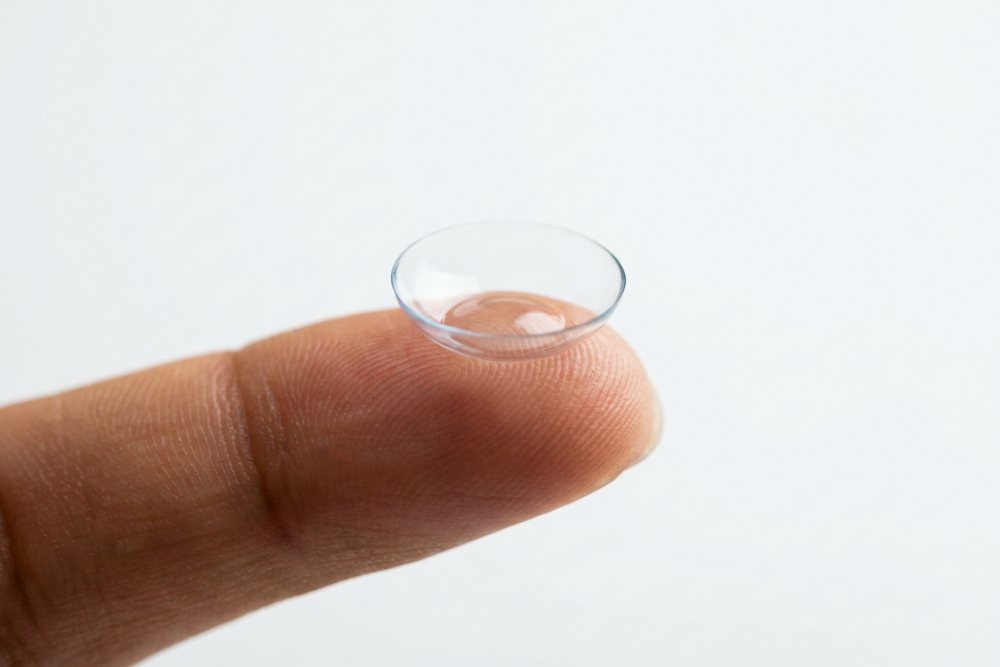 Parmak ucunda sert gaz geçirgen kontakt lens