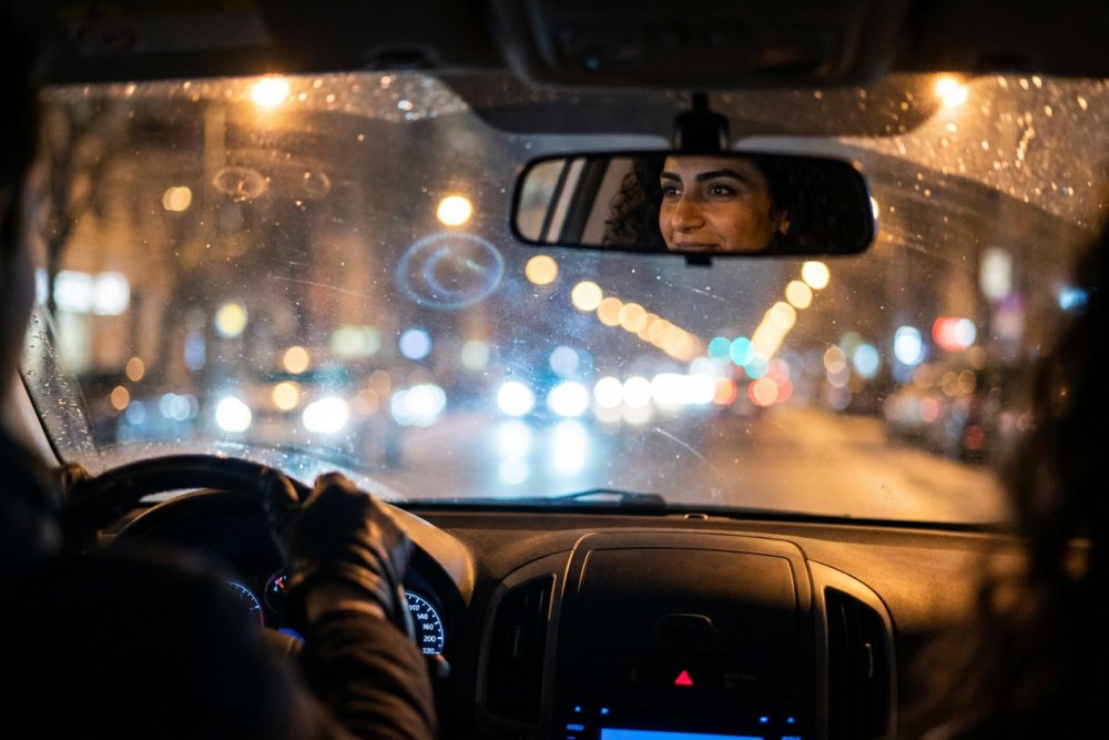 Gece araba farları etrafında ışık halkaları